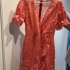 Röd blommig klänning  - Röd blommig klänning från chiqulle. Använd fåtal gånger. Storlek M. Perfekt till sommaren. 
