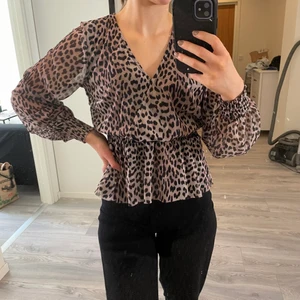 leopard topp - Superfint blus som tyvärr inte kommer till användning längre🥰 Var från början en klänning med olika lager av volanger men jag har klippt av den till en blus, men de är inget som syns på utsidan alls då volangerna satt ”inuti”