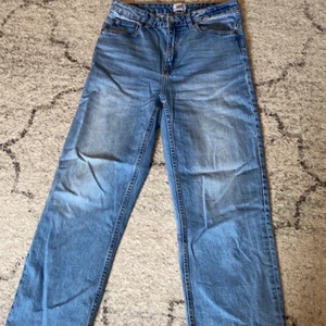 Jeans - Säljer dessa vida jeans då dom blivit för stora, skriv gärna för frågor elr ifall de önskas nån bild när byxorna sitter på🥰, pris kan absolut diskuteras då jag bah vill bli av med ALLT💗
