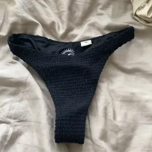 Säljer en fin underdel bikini från hollister. Bra skick och fin till sommaren. Frakten ingår ej i priset. 