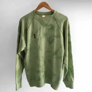 grön vintage tröja / sweater från champion jag köpte på depop för något år sedan men har inte använt mycket. köptes för 500 från italien. materialet är inte tjockt, den är i vintage men fint skick! herrstorlek M så typ en L för tjejer