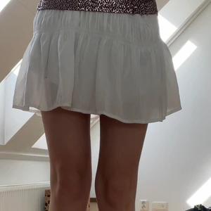 Vit volangkjol  - Kommer ej till användning längre. Hör av er vid intresse🌟