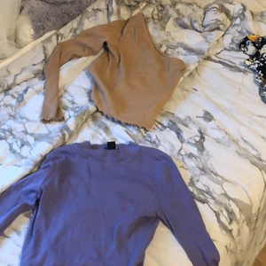 Lila tröja, monkey, brun tröja, Gina, xs - Jag säljer ett kitt för 350kr. Där ingår en lila tröja från monkey, storlek xs, och en brun/beige tröja, storlek xs. Den beiga/bruna tröjan har bara en arm, det ska vara så. Och den lila tröjan har två armar.