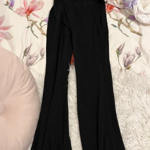 Svarta utsvängda byxor - De är från Nelly och kostade 179 kr och är väldigt stretchiga de är Xs men fungerar för dig som har både M eller S. Priset kan även diskuteras 