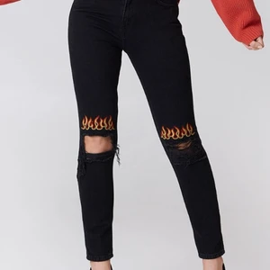 Nakd jeans - Jeans från nakd, strl 38. har ett litet hål vid bältet men ingenting synligt, går att sy ihop. Nypris: 500kr