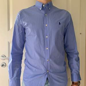 Blå skjorta från Ralph lauren, använd fåtal gånger (slim fit)💕