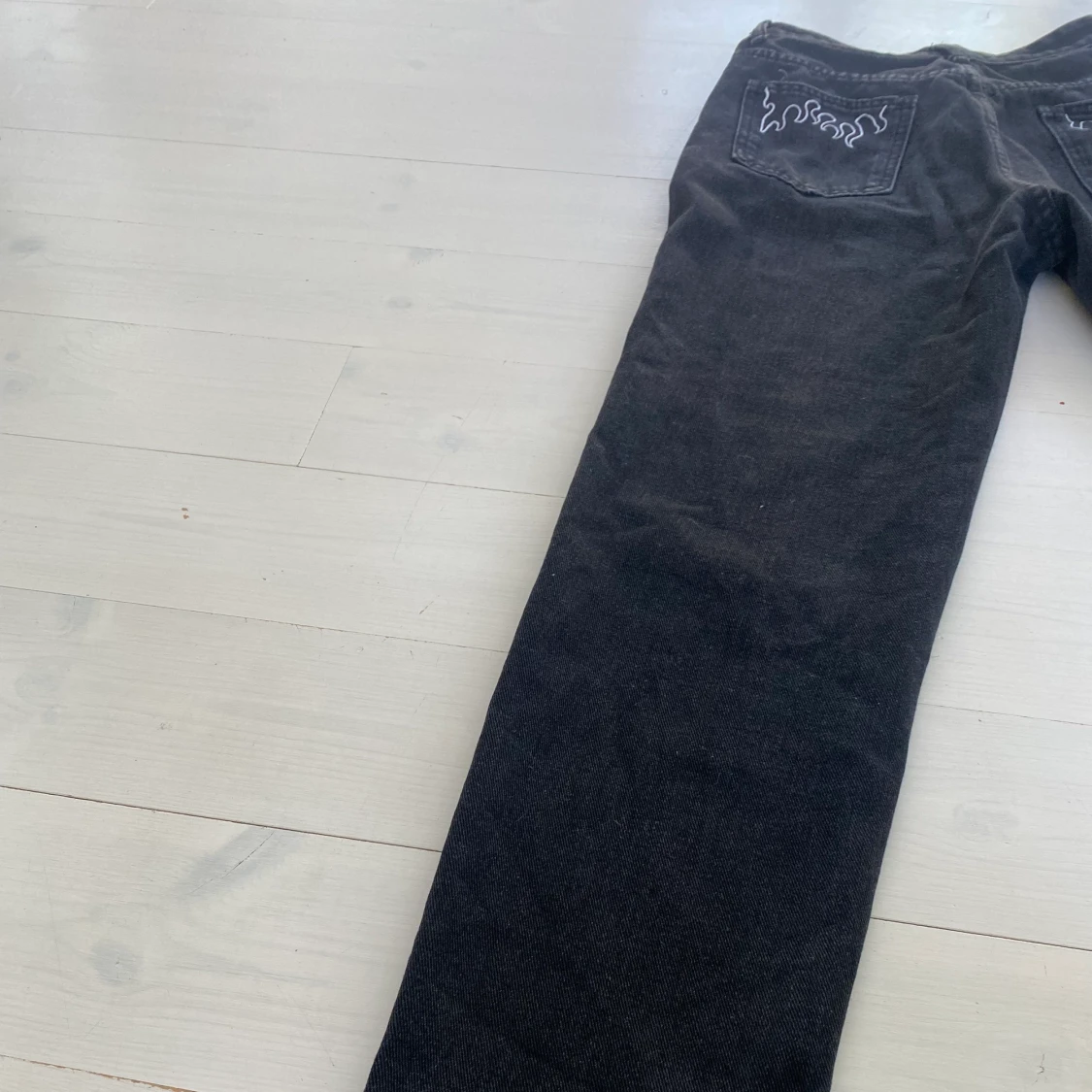Svarta jeans med flames på  - 90