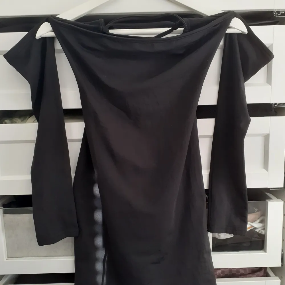 Black bodycon dress with lace detail in the back -Size M -Cotton and warm lining inside -New and never worn 💫Dont be hesitant to message for any questions about the product (Only in English) 💫. Klänningar.