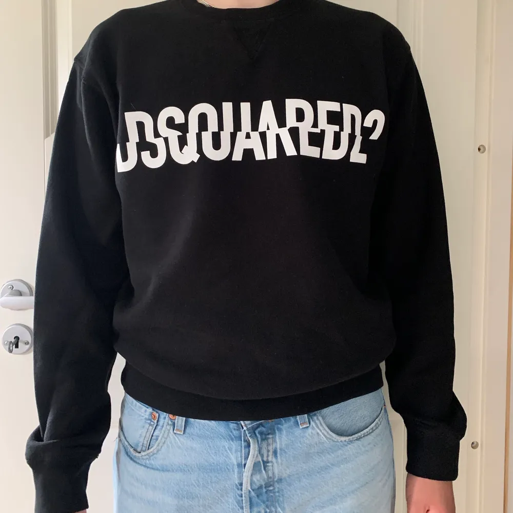 Svart sweatshirt från dsquared2. Sparsamt använd💕. Tröjor & Koftor.
