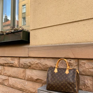 Louis Vuitton Speedy 30 vintage  - Louis Vuitton Speedy 30 vintage  Mått W30, H21,D17. Serienummer TH0078. Den är gott skick. Kan skickas fler bilder vid intresserad.  100% original. Kontrollerad av Vestiaire Våra instragram: thevintage.studios Finns ute på Vestiaire, Tradera och Tise