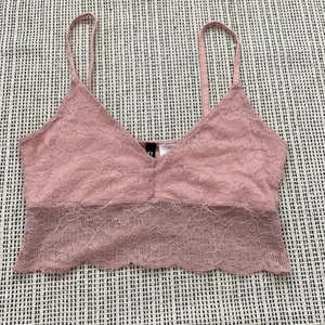 Sött Spetslinne - Spetslinne från H&M som är köpt begagnat men tyvärr inte passade mig:/ Bra skick!