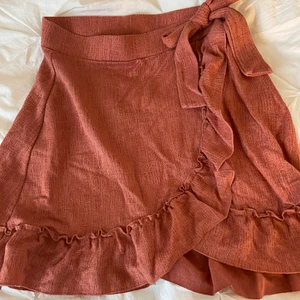 Kjol Ginatricot - Så fin kjol från Gina. Perfekt nu till sommaren! Frakten ingår i priset!!❤️❤️