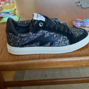 Zadig sneakers - Helt nya skor från Zadig et Voltaire. Köpte dom men tyvärr var det lite små. Jag har storlek 39 i vanliga fall men skon är stl 38. Nypris på dessa är 2800kr. Vid köp ingår dustbag, kvitto och påse. Skorna ligger i orginal kartong och har kvar alla klistermärken.