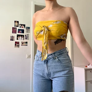 Somrig bandeau topp - Super söt och somrig bandeau topp som passar perfekt nu när vädret börjar bli varmare🥰 använd ett fåtal gånger så är som ny och materialet är stretchigt, som referens så har jag B kupa 