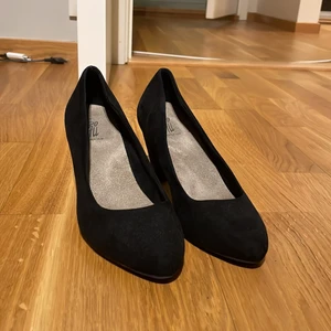 Klackskor - Svarta klackskor, använda en gång som nu blivit för små, perfekt till balen!