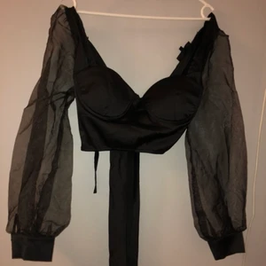 Svart topp - Svart topp med ballong ärmar och knytning baktill, jättefin topp att ha till sommarfester