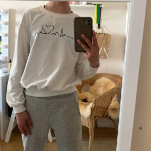 Tröja från shein storlek 152 - Vit tröja från shein använd få gånger 