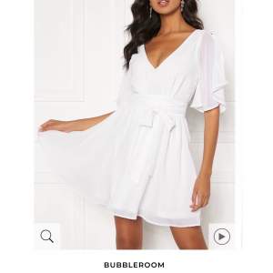 Slutsåld klänning från Bubbleroom, perfekt till studenten! Helt oanvänd, Köptes för 549kr. Säljer pga hittat annan!🥰 skriv för fler bilder❤️ (köparen står för frakten).