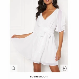 Studentklänning  - Slutsåld klänning från Bubbleroom, perfekt till studenten! Helt oanvänd, Köptes för 549kr. Säljer pga hittat annan!🥰 skriv för fler bilder❤️ (köparen står för frakten).