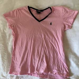 I princip ny ljusrosa / rosa Ralph Lauren t-shirt med mörkblått märke och mörkblå v-ringad krage. Strl M, men passar även XS-S. Frakt 26kr🥰