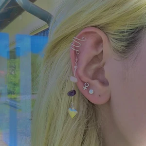 Rosenkvarts och ametist ear cuff av silver - 𝚁𝚘𝚜𝚎𝚗𝚔𝚟𝚊𝚛𝚝𝚜 𝚊̈𝚛 𝚎𝚗 𝚔𝚛𝚒𝚜𝚝𝚊𝚕𝚕 𝚏𝚘̈𝚛 𝚔𝚊̈𝚛𝚕𝚎𝚔𝚎𝚗 𝚝𝚒𝚕𝚕 𝚘𝚜𝚜 𝚜𝚓𝚊̈𝚕𝚟𝚊. 𝙳𝚎𝚗 𝚕𝚞𝚐𝚗𝚊𝚛 𝚘𝚜𝚜 𝚘𝚌𝚑 𝚐𝚎𝚛 𝚘𝚜𝚜 𝚝𝚛𝚘̈𝚜𝚝. 𝙳𝚎𝚗 𝚜𝚝𝚘̈𝚍𝚓𝚎𝚛 𝚘𝚜𝚔𝚞𝚕𝚍𝚜𝚏𝚞𝚕𝚕𝚑𝚎𝚝, 𝚜𝚊̊𝚛𝚋𝚊𝚛𝚑𝚎𝚝 𝚘𝚌𝚑 𝚝𝚒𝚕𝚕𝚒𝚝. 𝙳𝚎𝚗 𝚐𝚎𝚛 𝚘𝚜𝚜 𝚔𝚊̈𝚛𝚕𝚎𝚔 𝚞𝚝𝚊𝚗 𝚟𝚒𝚕𝚔𝚘𝚛 𝚘𝚌𝚑 𝚔𝚛𝚊𝚟.  𝕊𝕥𝕛𝕒̈𝕣𝕟𝕥𝕖𝕔𝕜𝕖𝕟: 𝑠𝑘𝑜𝑟𝑝𝑖𝑜𝑛𝑒𝑛 ♏︎ 𝕄𝕒̊𝕟𝕒𝕕𝕤𝕤𝕥𝕖𝕟: 𝕠𝕜𝕥𝕠𝕓𝕖𝕣 ℂ𝕙𝕒𝕜𝕣𝕒: 𝕙𝕛𝕒̈𝕣𝕥𝕒, 𝕟𝕒𝕧𝕖𝕝 𝕠𝕔𝕙 𝕓𝕒𝕤  𝙰𝚖𝚎𝚝𝚒𝚜𝚝 𝚋𝚊̈𝚛𝚜 𝚏𝚘̈𝚛 𝚊𝚝𝚝 𝚜𝚔𝚢𝚍𝚍𝚊 𝚖𝚘𝚝 𝚗𝚎𝚐𝚊𝚝𝚒𝚟𝚊 𝚝𝚊𝚗𝚔𝚊𝚛/𝚎𝚗𝚎𝚛𝚐𝚒𝚎𝚛 𝚘𝚌𝚑 𝚜𝚝𝚛𝚎𝚜𝚜. 𝙳𝚎𝚗 𝚑𝚓𝚊̈𝚕𝚙𝚎𝚛 𝚖𝚘𝚝 𝚑𝚞𝚟𝚞𝚍𝚟𝚊̈𝚛𝚔, 𝚙𝚜𝚢𝚔𝚒𝚜𝚔 𝚘𝚑𝚊̈𝚕𝚜𝚊 𝚘𝚌𝚑 𝚜𝚘̈𝚖𝚗𝚙𝚛𝚘𝚋𝚕𝚎𝚖! (𝚎𝚗 𝚊𝚟 𝚖𝚒𝚗𝚊 𝚙𝚎𝚛𝚜𝚘𝚗𝚕𝚒𝚐𝚊 𝚏𝚊𝚟𝚘𝚛𝚒𝚝𝚎𝚛!) 𝕊𝕥𝕛𝕒̈𝕣𝕟𝕥𝕖𝕔𝕜𝕖𝕟: 𝑣𝑎𝑡𝑡𝑢𝑚𝑎𝑛𝑛𝑒𝑛 ♒︎ 𝕄𝕒̊𝕟𝕒𝕕𝕤𝕤𝕥𝕖𝕟: 𝕗𝕖𝕓𝕣𝕦𝕒𝕣𝕚 