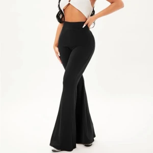 svarta byxor - säljer dessa svarta jättefina byxor pga att de är för långa för mig, jag är 157cm