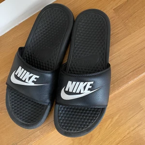 Niketofflor - Säljer mina niketofflor i storlek 38,5. Använda en sommar och är i jättefint skick. 