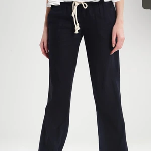 Linnebyxor - Säljer mina svarta Roxy byxor, de är i bra skick, dock har jag tagit upp sömmen längst ner för att jag ville ha de längre. Kontakta för mer bilder💕