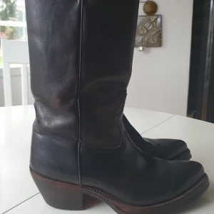 SKO UNO * cowboy boots * skinn * stl 38 - Supersnygga boots som bara blir ståendes. * Inköpta på SKO UNO för en del år sedan. * Kostade ca 3000 kr då. * Tillverkade i Spanien.  * Stämplade i skaftet med SKO UNO & Mora, Made in Spain (se foto) * Superbra kvalité. * Svarta med toner av mörkbrunt. 