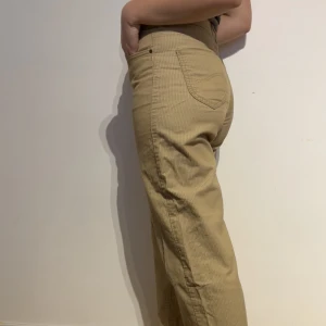 Manchesterbyxor från Lee - Säljer mina beigea manchester byxor från Lee eftersom de blivit för små för mig! De är i modellen wide leg och är croppade med hög midja. Kan skicka fler bilder om så önskas💘