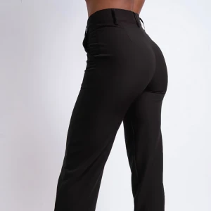 Madlady kostymbyxa  - Madlady - V2 Högmidjade Kostymbyxor Med Stråveck - Sally.  Storlek: EU34, L30 Använt enbart ett fåtal gånger, och är i gott skicka.  Nypris 599kr.