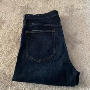 Mörkblå jeans ifrån loft i storlek 40 ungefär. Byxan är fransad i benslutet. Midjan är midwaist. Väldigt lite använd