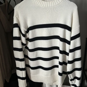 Randig tröja  - Säljer min fina tröja från Julie Josephine. Aldrig använd, köpt för 4000kr. 