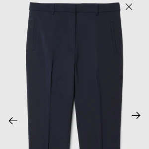 Marinblåa Stockh lm Desi Trousers kostymbyxor strlk 38 - Dessa kostymbyxor sitter som en smäck! Lite tjockare tyg som ger fin struktur. Säljer pga de tyvärr är för stora i midjan. Mellanhög midja. Nypris 699kr.