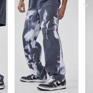 Jaded london jeans - Vit/svarta Jaded london jeans i stl W30 L32, i nyskick! KAN FRAKTA