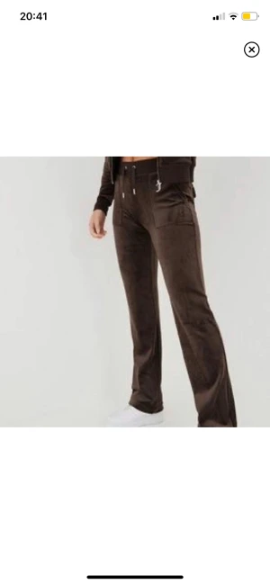 Juicy couture byxor - Lägger ut mina bruna juicy couture byxor igen  då de inte blev sålda förra gången💕 dom är i jättebra skick och endast handtvättade fåtal gånger gånger💓 nypris 1000 kr💓alla bilder utom den 2a är lånade💗