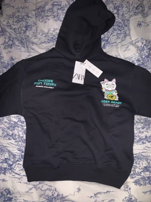 Hoodie med tryck 🖤 - Hoodie som har bra passform. (Bild med den på fås privat). Nypris är 229kr. Den är helt ny och har fortfarande prislapp på. Kan även hämtas upp om så önskas, i södra Stockholm (Hägersten). Hör av er!💕