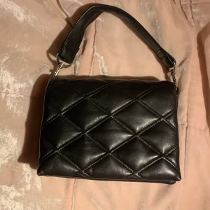 Väska & Other Stories - En så fin svart väska i läder från & Other stories som inte säljs längre. Använd ett fåtal gånger och har 3 stora fack som är otroligt användbara! Inga defekter! Nypris ca 990 kr, säljer för 600, pris går att diskutera!💞 Köparen betalar frakten🫶🏻