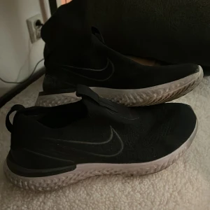 Nike skor - Nike skor (utan snören), bra cond bara lite smutsiga! Väldigt sköna och enkla! Storlek 42.
