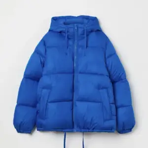 Intresskoll. Super fin blå vinterjacka köpt förra vintern, populär denna vinter. Aldrig använd. Köpt för 500kr, kan sälja för 399kr + frakt (vet inte fraktkostnad), men just nu endast intressekoll :))