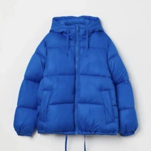 H&M blå vinterjacka  - Intresskoll. Super fin blå vinterjacka köpt förra vintern, populär denna vinter. Aldrig använd. Köpt för 500kr, kan sälja för 399kr + frakt (vet inte fraktkostnad), men just nu endast intressekoll :))