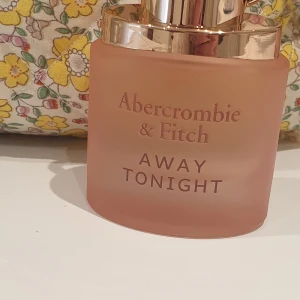 Parfym  - Feminim doft väldigt ungdomlig, luktar så gott ! Råkade ha denna hemma redan och köpte en till och behäver inte 2 därflr säljer jag den. 