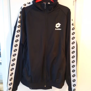 Vintage Lotto full tracksuit XL - En full vintage tracksuit i storlek XL från Lotto.   Skulle bedöma den som något större än "vanlig" XL. I väldigt fint skick, säljes då den tyvärr inte passar mig längre. Har använt den en handfull gånger.