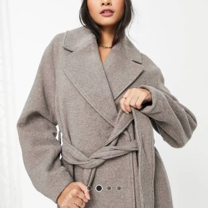 Ullkappa & other stories  - Menade ej att starta budgivning så skriv för att köpa direkt :)   Säljer min kappa i äkta ull från Stories! Knappt använd då jag önskar jag köpt en svart istället 🥲 varm och mysig, passar till allt. Står XS men tycker den sitter mer som en S. Nypris 2500.