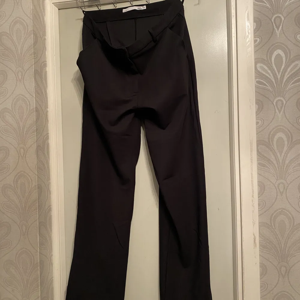 Jättefina svarta kostymbyxor med fickor där fram från Lager 157. Storlek M. Helt nya och endast testade. Köparen står för frakten😊. Jeans & Byxor.