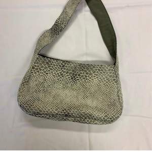 Jättefin trendig handväska i ormskinn som vi handsytt. Vid intresse kontakta oss på Instagram via DM  @nyttosnyggt.uf Frakt ingår💓