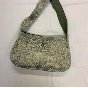 EGENSYDD HANDVÄSKA - Jättefin trendig handväska i ormskinn som vi handsytt. Vid intresse kontakta oss på Instagram via DM  @nyttosnyggt.uf Frakt ingår💓