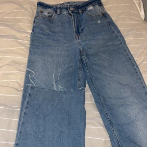 Jeans - Blåa jeans som är taka hela vägen, sitter väldigt fint på