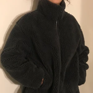 Teddyjacka grå - Teddyjacka från Weekday, fungerar bra som vinterjacka! Mörkgrå i ton. Från Weekdays förra höst/vinter-kollektion . Nypris 600kr, i princip oanvänd. 