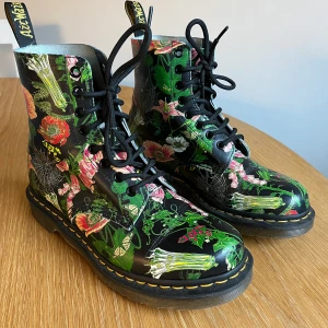 Dr Martens kängor - Mönstrade Dr Martens kängor i mycket fint skick. Mkt sparsamt använda. 